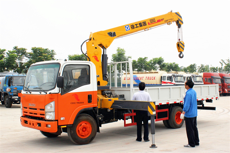 ISUZU NKR cargo truck with telescopic crane 