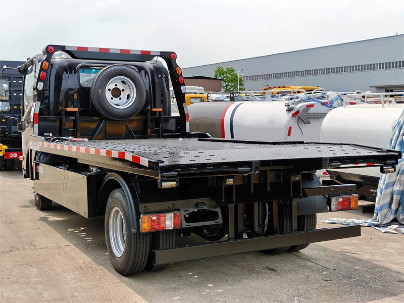 Isuzu ELF 3-ton flatbed tow truck