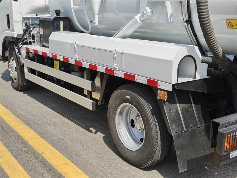 Isuzu vacuum truck pipeline storage box