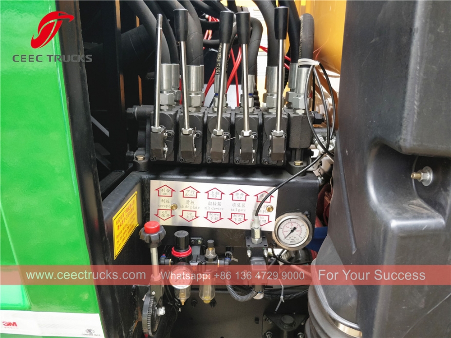 HOWO 8cbm RHD afvalperswagen