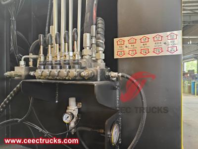 Howo 4x2 Compress Garbage Truck 8cbm Rear Loading Disposal Refuse Waste Compactor Truck