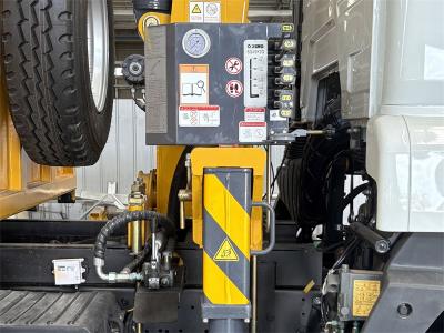 Sinotruk New cabin service truck 5T crane