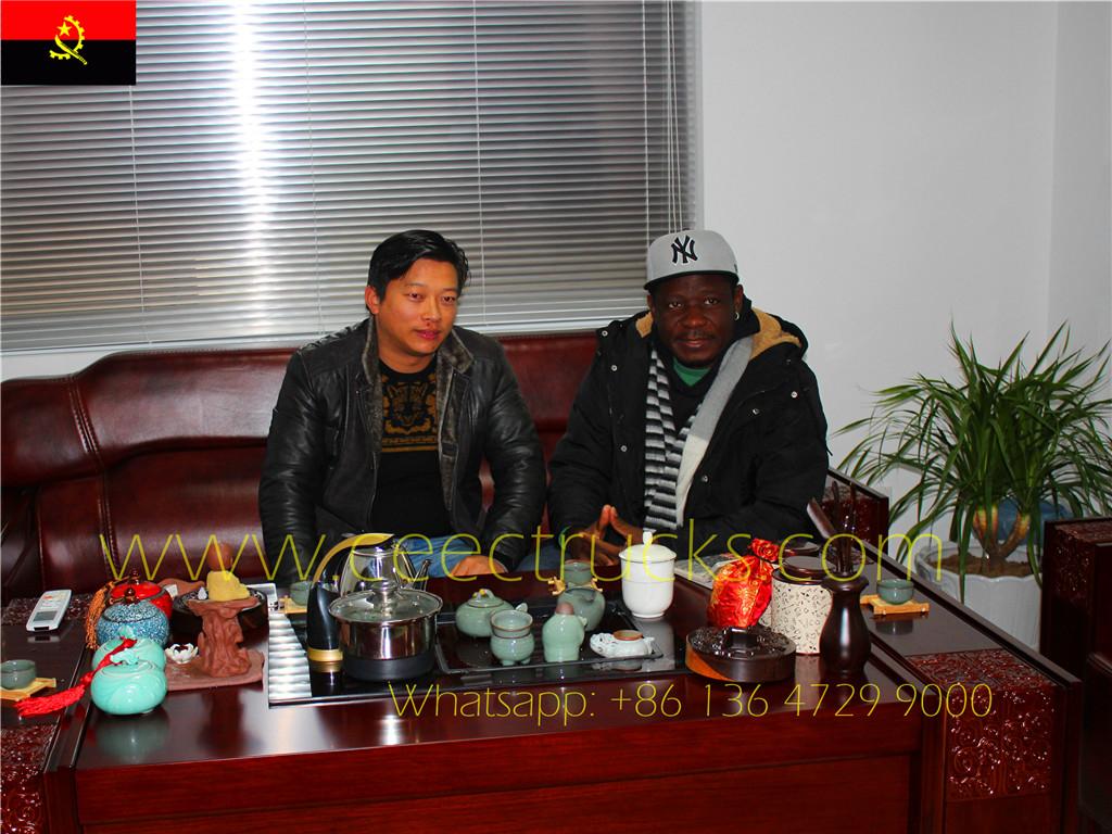 Angolese klant bezocht onze fabriek voor inspectie van watertankwagen