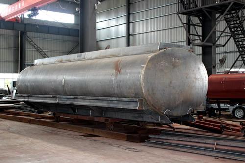 Productie van 20 cbm brandstoftankwagen  ?  (Deel 1 - installatie pomp)