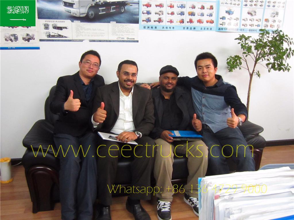 Klanten uit Saoedi-Arabië bezochten onze fabriek voor brandstoftankeropleggers