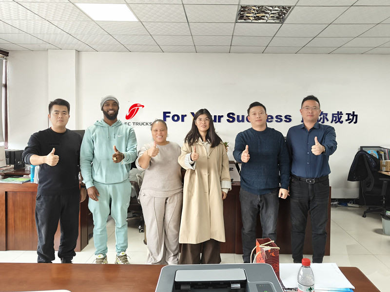 Klant uit Ecuador bezoekt fabriek in Midden- en Oost-Europa voor inspectie van vuilniswagens van ISUZU